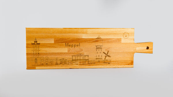 Borrelplank met de skyline van Meppel