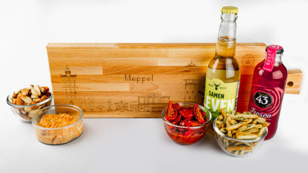 Borrelplank met de skyline van Meppel - Afbeelding 3