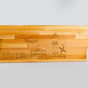 Borrelplank met de skyline van Meppel